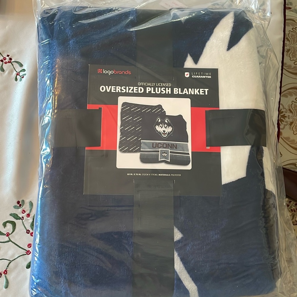 UConn Huskies blanket !

Brand new heavyweight blanket .  Dual sided design